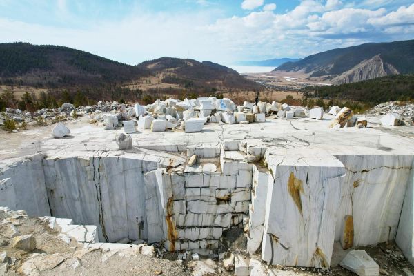 Экскурсия на мраморный карьер в Бугульдейке из Иркутска