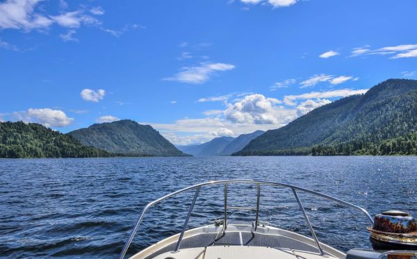 Экскурсия на катере по Телецкому озеру к водопаду Корбу