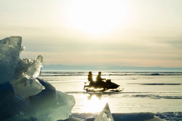 Экскурсия на снегоходах по льду Байкала вдоль КБЖД из Листвянки