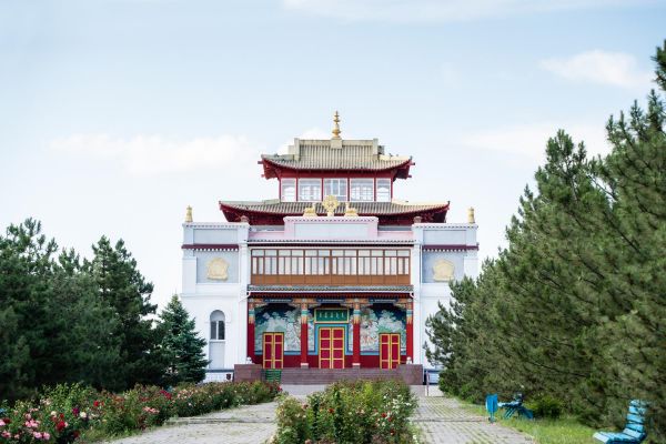 Тур в Калмыкию: буддийские храмы, быт кочевников и розовые озёра