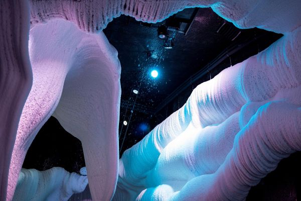 Экскурсия в ледяную пещеру в парке «Зарядье»