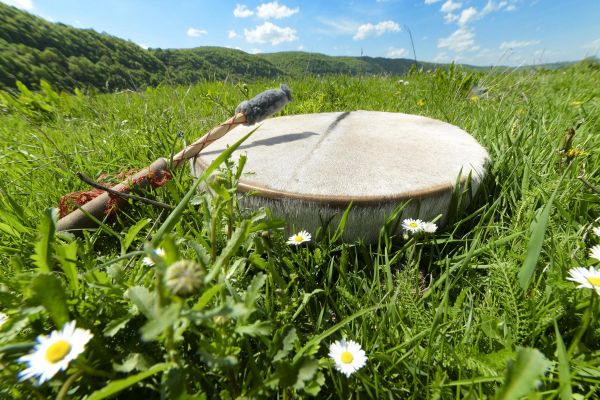 Обряд с шаманом в селе Камлак на Алтае