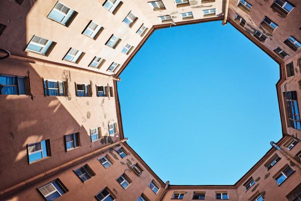 Дворы-колодцы, парадные, крыши: необычная экскурсия по Санкт-Петербургу