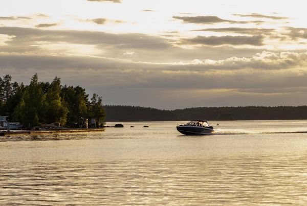 Рыбалка на катере на озерах Карелии