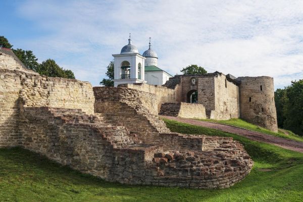 Экскурсия в Изборск и Печоры из Пскова