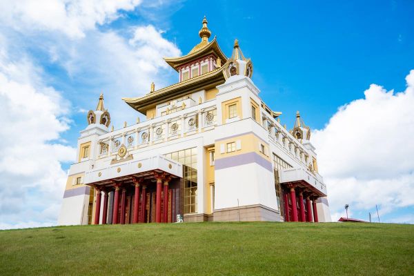 Весенний тур по Калмыкии: цветение тюльпанов и знакомство с буддизмом