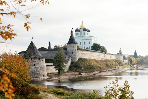Осенний тур в Псков на 3 дня с экскурсиями в Изборск, Порхов и Печоры