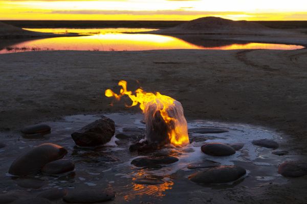 Горящая вода и розовое озеро: экскурсия в Адык из Элисты